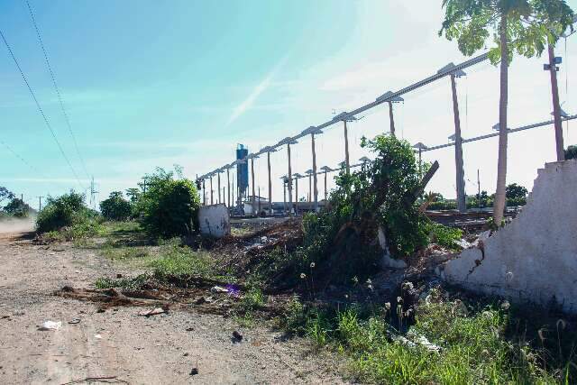 Caminhoneiro que morreu em capotagem seguia em alta velocidade e derrubou muro 