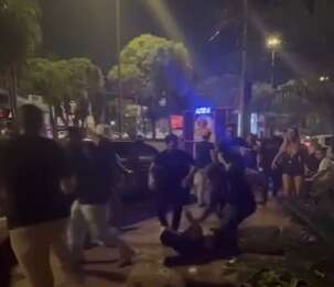 Homem leva chutes na cara em frente à boate na Av. Afonso Pena