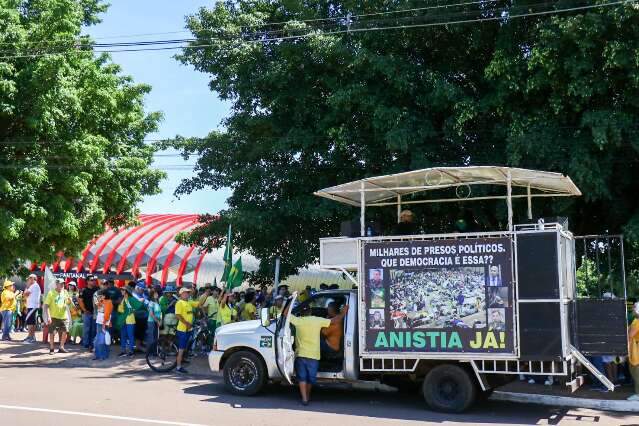 Em frente ao Bioparque Pantanal, grupo pede "anistia já" e saída de Lula