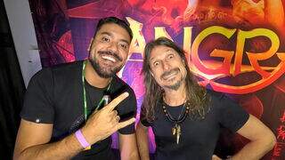 Fãs raiz com CDs e pôsteres marcam presença na despedida do Angra