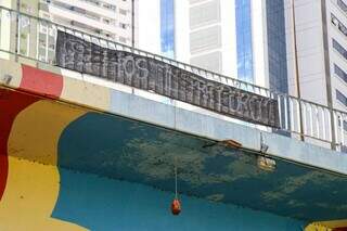 Cabe&ccedil;a de porco &eacute; pendurada em viaduto em dia de cl&aacute;ssico paulista