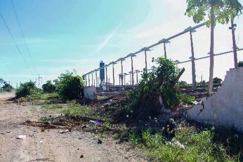 Caminhoneiro que morreu em capotagem seguia em alta velocidade e derrubou muro 