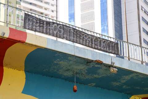 Cabe&ccedil;a de porco &eacute; pendurada em viaduto em dia de cl&aacute;ssico paulista