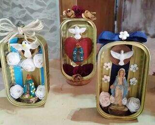 Nem lata de sardinha escapou, artesã usa reciclado para fazer arte
