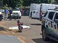 De bicicleta elétrica, mulher morre atropelada por caminhão