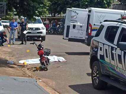 De bicicleta el&eacute;trica, mulher morre atropelada por caminh&atilde;o