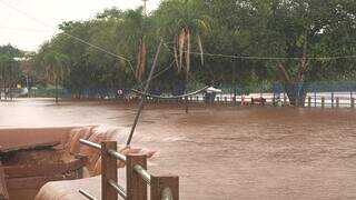 De novo, passarela do Lago do Amor n&atilde;o resiste &agrave; for&ccedil;a da &aacute;gua e desaba 