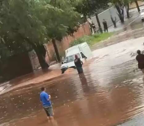 Policiais militares resgatam ocupantes de Fiorino levada por enxurrada