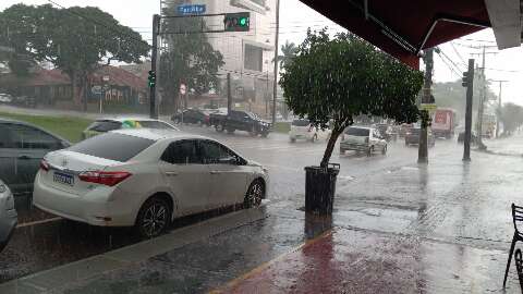 Tarde come&ccedil;a de novo com chuva forte e h&aacute; risco de queda de granizo 