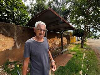 Muro de casa abandonada amea&ccedil;a desabar sobre ponto de &ocirc;nibus