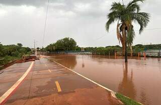 De novo, passarela do Lago do Amor n&atilde;o resiste for&ccedil;a da &aacute;gua e desaba 