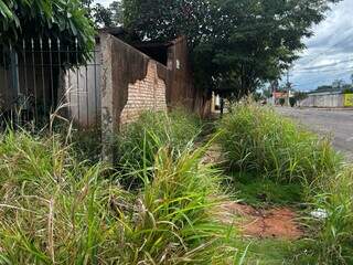 Muro de casa abandonada amea&ccedil;a desabar sobre ponto de &ocirc;nibus