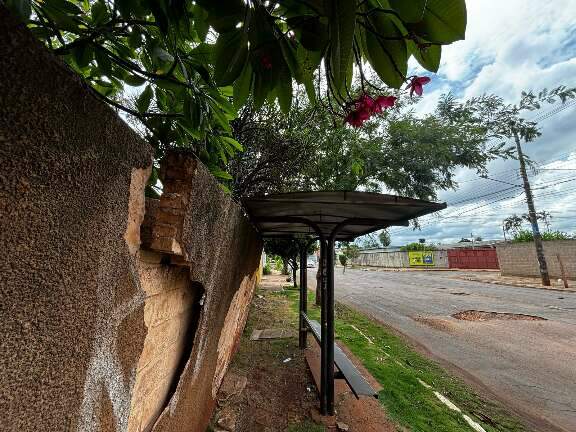 Muro de casa abandonada ameaça desabar sobre ponto de ônibus