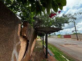 Muro de casa abandonada amea&ccedil;a desabar sobre ponto de &ocirc;nibus