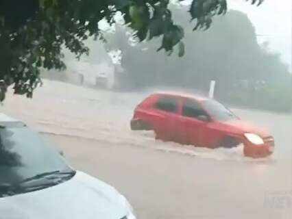 Chuva de 40,2 mil&iacute;metros deixa Avenida 14 de Mar&ccedil;o alagada