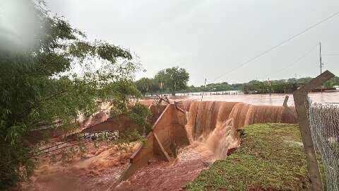 De novo, passarela do Lago do Amor n&atilde;o resiste for&ccedil;a da &aacute;gua e desaba 