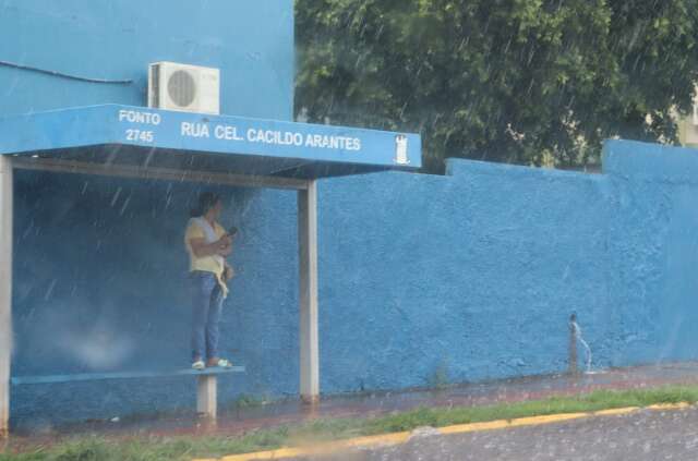 Pontos de &ocirc;nibus viram abrigo durante pancada de chuva 