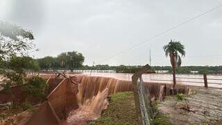 De novo, passarela do Lago do Amor n&atilde;o resiste &agrave; for&ccedil;a da &aacute;gua e desaba 