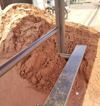Moradora denuncia ponto de ônibus atolado em areia na Avenida Cafezais