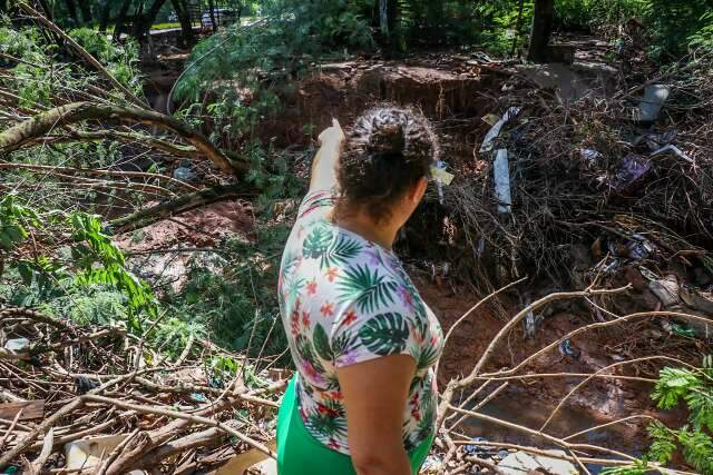 Após chuva, cratera com entulhos tomou lugar de 3 barracos: "Estamos sem rumo"