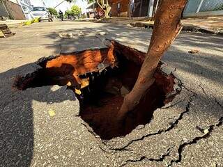 Al&eacute;m dos alagamentos, crateras se abrem em diferentes pontos da cidade