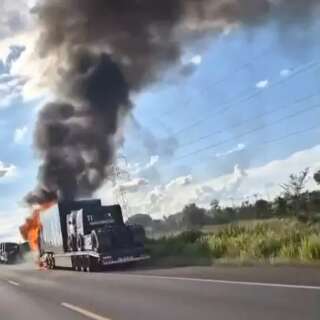 Caminh&atilde;o com ve&iacute;culos da Copa Truck pega fogo na BR-262