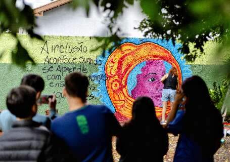 Mural sobre diversidade e igualdade de g&ecirc;nero leva cor e reflex&atilde;o &agrave; escola