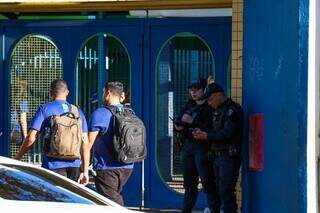 Adolescentes s&atilde;o flagrados com facas e droga em escola da Capital