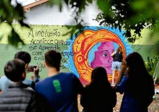 Mural sobre diversidade e igualdade de g&ecirc;nero leva cor e reflex&atilde;o &agrave; escola