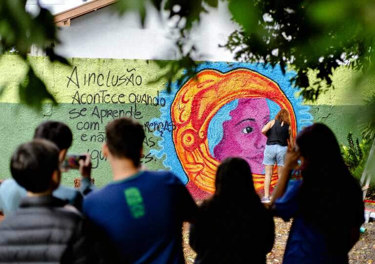 Mural sobre diversidade e igualdade de gênero leva cor e reflexão à escola