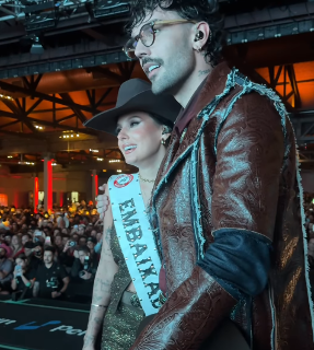 Ana Castela chora ao receber faixa de embaixadora da Festa de Barretos