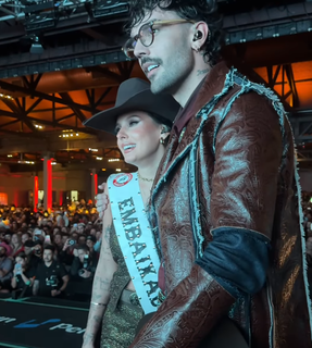 Ana Castela chora ao receber faixa de embaixadora da Festa de Barretos