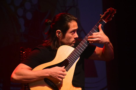 Domingo tem Marcelo Loureiro, exibi&ccedil;&atilde;o de cinema e &quot;o grande salto&quot;