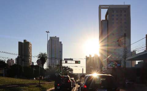 Sol brilha forte neste s&aacute;bado, mas tempo continua inst&aacute;vel e com chance de chuva