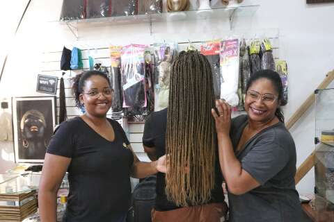 Acha caro? Ent&atilde;o tenta tran&ccedil;ar um cabelo por quase 5 horas sozinho