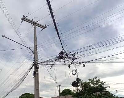 Em rua com fios enrolados, moradores ficam sem luz at&eacute; 2 vezes no dia