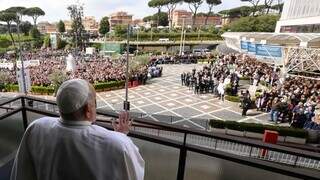 Papa Francisco tem alta e acena para fi&eacute;is nesta manh&atilde;