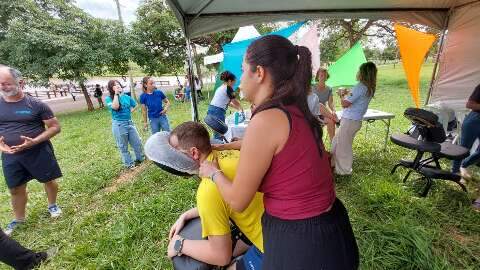 Com massagem e exerc&iacute;cios, feira leva volunt&aacute;rios para promover sa&uacute;de no Parque 