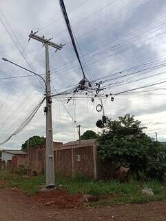 Em rua com fios enrolados, Jardim Nashiville fica sem luz até 2 vezes no dia