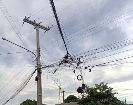 Em rua com fios enrolados, moradores ficam sem luz até 2 vezes no dia