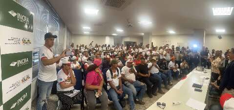Ap&oacute;s reuni&atilde;o, manifestantes desocupam sede do Incra e liberam rodovias