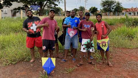 Vento n&atilde;o ajudou, mas 1&ordm; Festival de Pipa do Tia Eva foi pura divers&atilde;o 