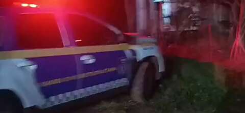 Mulher &eacute; presa ap&oacute;s lan&ccedil;ar os filhos em po&ccedil;a d&rsquo;&aacute;gua e jogar pedra na irm&atilde; 