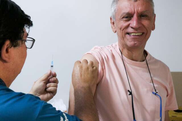 Primeiros da fila, idosos correm atrás de vacina para escapar da "gripe forte"
