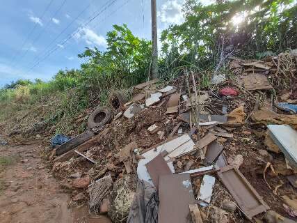 Descarte irregular de lixo no Monte Castelo &eacute; alvo do inqu&eacute;rito do MP