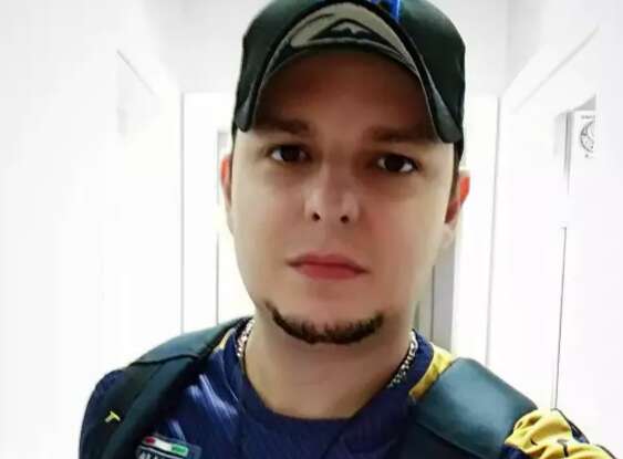 M&uacute;sico que agrediu jornalista consegue liminar e &eacute; solto com tornozeleira