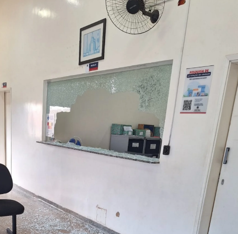 Homem alega falta de atendimento para a esposa e quebra vidro de posto de sa&uacute;de