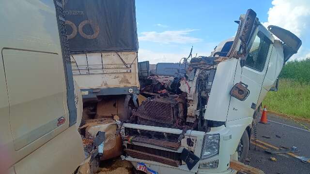 Acidente entre carretas mata motorista em rodovia