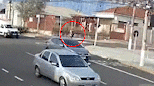 Carro capota após tentativa de ultrapassagem e pedestre escapa por pouco
