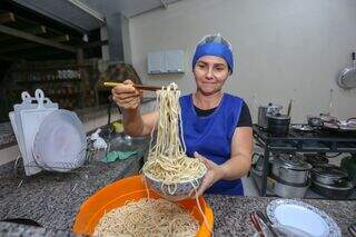O cansaço fez Catiusia abrir negócio que salva quem tem fome e pressa